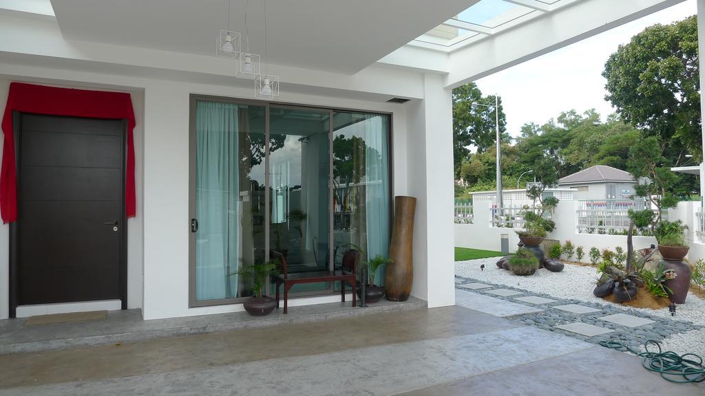 R Residence Jelutong Bagian luar foto