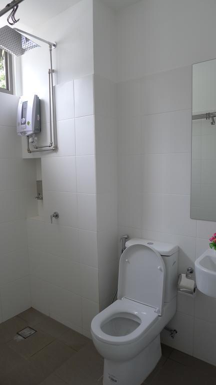 R Residence Jelutong Bagian luar foto
