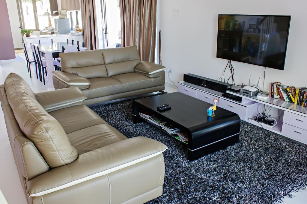 R Residence Jelutong Bagian luar foto