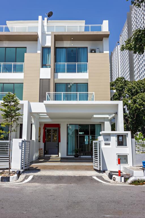 R Residence Jelutong Bagian luar foto